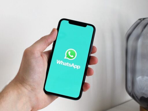 rivoluzione videochiamate e messaggi vocali whatsapp